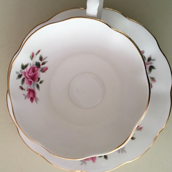 Royal Albert Bone China pink rose pattern tea cup and saucer with gold rim - Picture 4 of 5